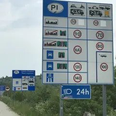 Znaki drogowe z limitami prędkości na autostradzie w Polsce.