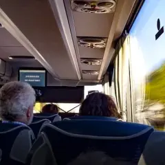 Gdzie najlepiej usiąść w autokarze, aby podróż była komfortowa?