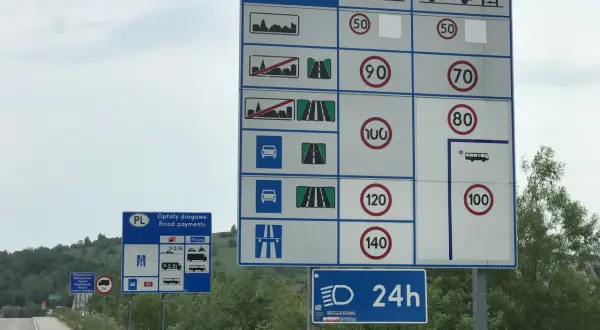 Znaki drogowe z limitami prędkości na autostradzie w Polsce.