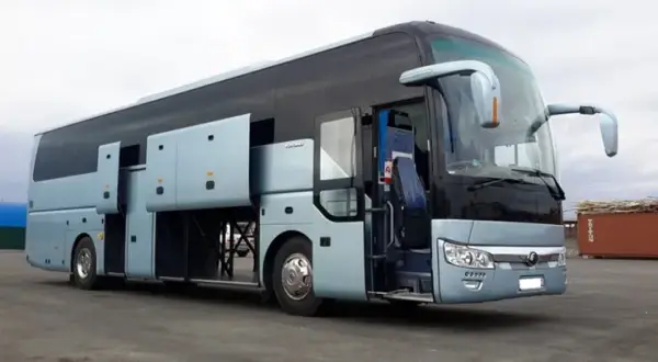 Ile kosztuje autokar za kilometr? Sprawdź ukryte opłaty i ceny