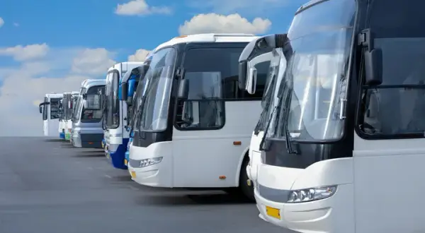 Duży autokar ile miejsc? Poznaj zaskakujące różnice w pojemności