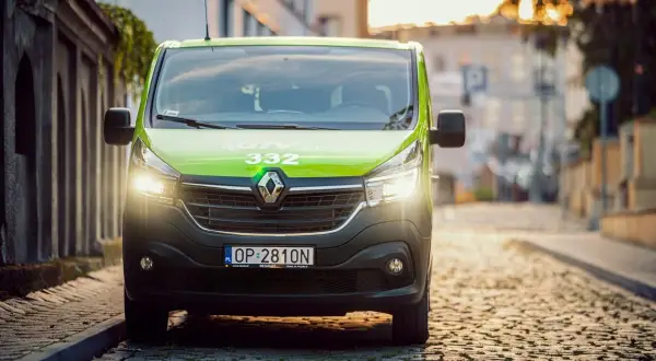 Ile kosztuje bus z adresu pod adres? Sprawdź, by uniknąć wysokich cen!