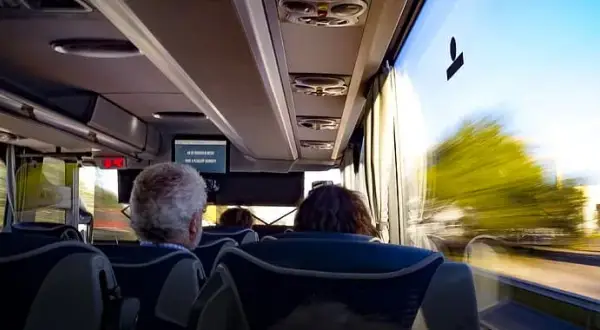 Gdzie najlepiej usiąść w autokarze, aby podróż była komfortowa?