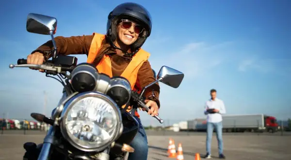 Ile kosztuje prawo jazdy na motor 125? Sprawdź ukryte wydatki!