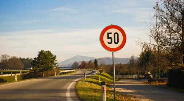 Ile można jechać autostradą z przyczepą? Sprawdź limity prędkości