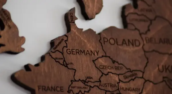 Ile jedzie bus z Holandii do Polski? Sprawdź czas podróży i trasy